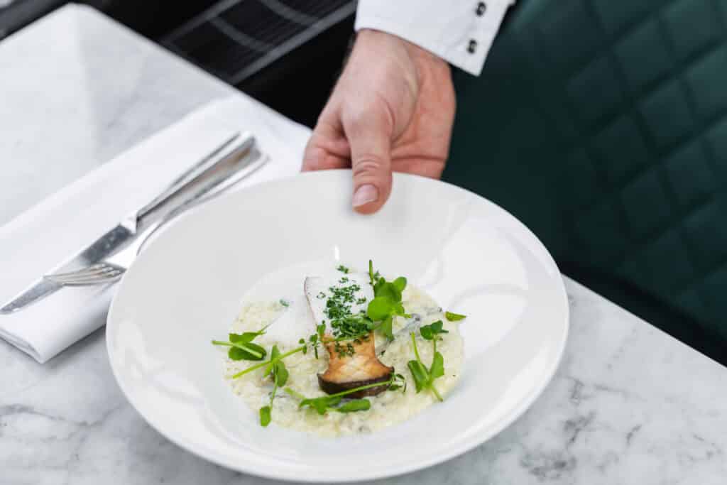 Risotto van wilde paddenstoel met schuim van truffel en Parmezaanse kaas (v)