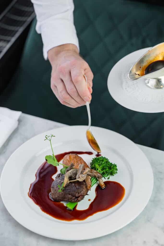 Zacht gestoofde hertensukade met mille-feuille van aardappel, rode kool en jus van rode wijn en kaneel